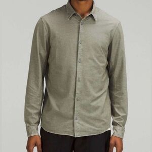 Men’s Lululemon Commission Long Sleeve button up shirt size M in sage green